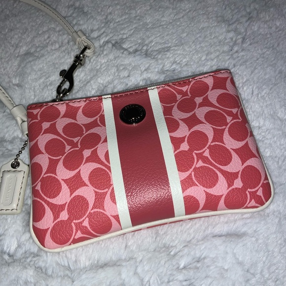 coach coral wristlet - Picture 2 of 7
